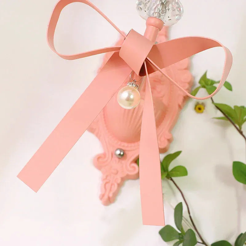Applique murale princesse rose pour enfant Luminaire Essenza avec deux lumières et lumière blanche, décoration douce pour chambre d’enfant.