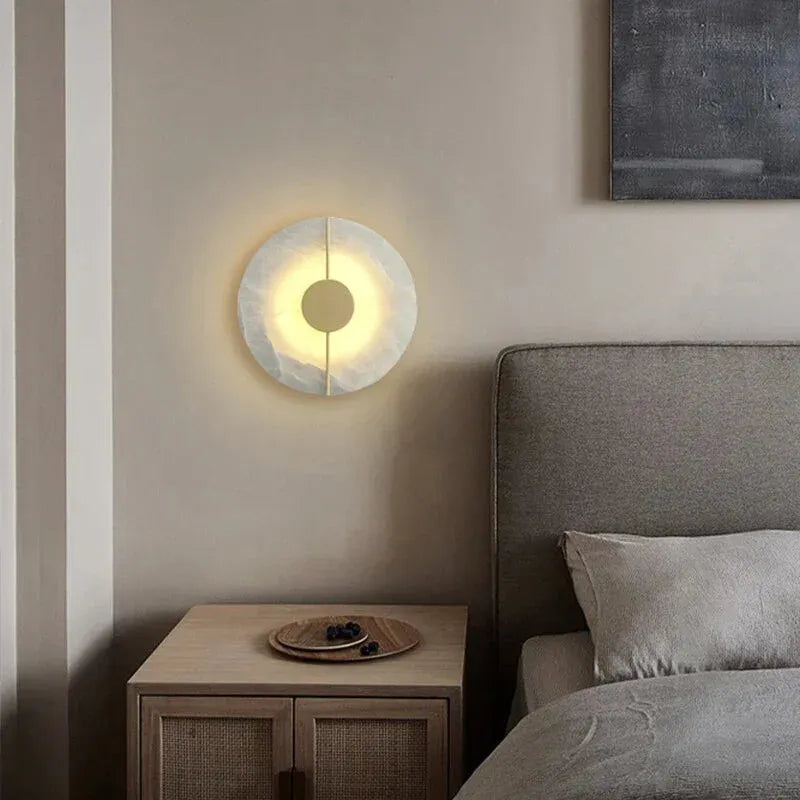 Applique murale ronde décorative en marbre blanc chaud, lampe lumineuse Luminaire Essenza, style moderne et élégante.