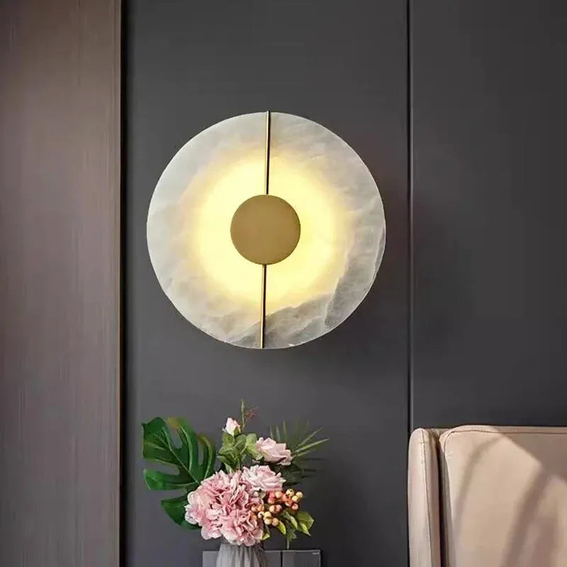 Applique murale ronde en marbre blanc chaud, luminaire décoratif Luminaire Essenza, éclairage moderne et élégante.