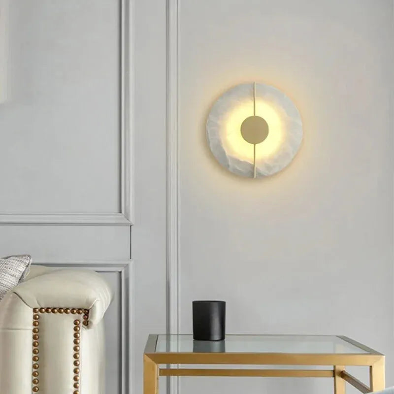 Applique murale ronde en marbre blanc chaud Luminaire Essenza, décoration élégante pour intérieur, éclairage doux et moderne.