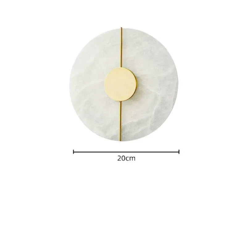 Applique murale ronde décorative en marbre blanc chaud et or, luminaire Essenza, pour éclairage intérieur élégant.