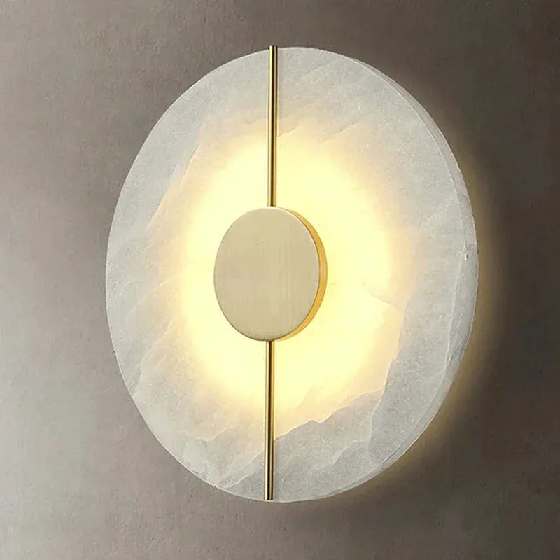 Applique murale ronde en marbre blanc chaud avec finition or, luminaire décoratif pour mur intérieur.