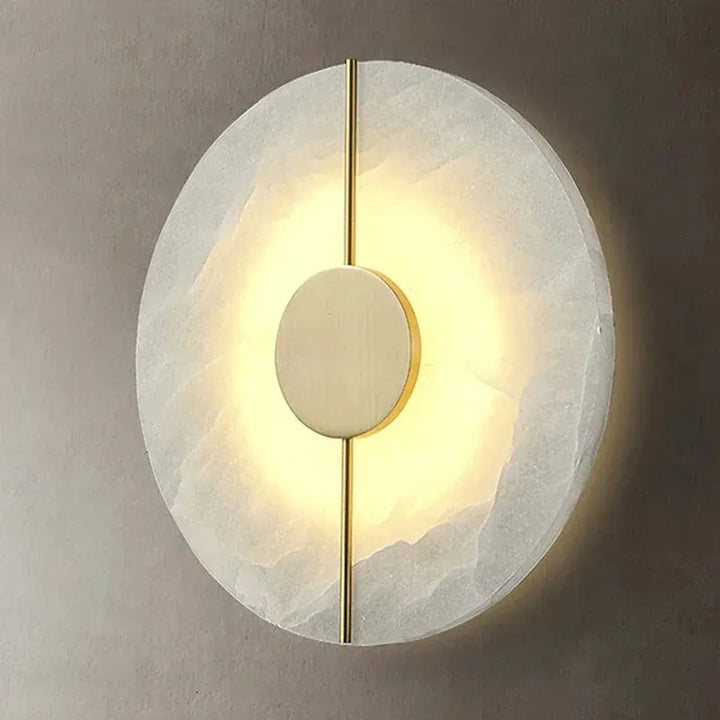 Applique murale ronde en marbre blanc chaud avec finition or, luminaire décoratif pour mur intérieur.