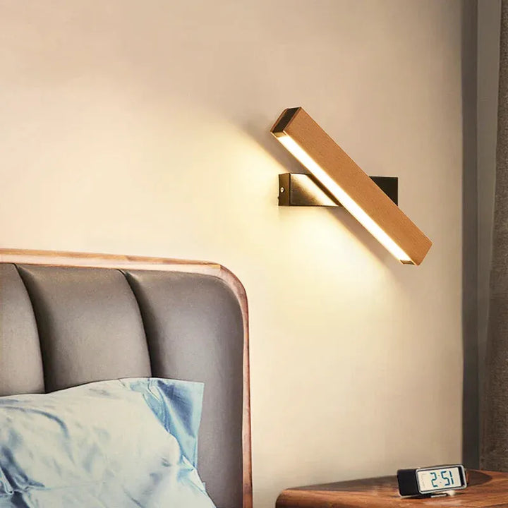 Applique murale rotative en bois massif de style scandinave, Luminaire Essenza, fixation murale élégante et fonctionnelle.