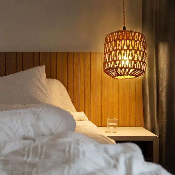 Applique murale rétro en rotin et corde de chanvre avec cadre en bois, éclairage élégant pour décoration intérieure.