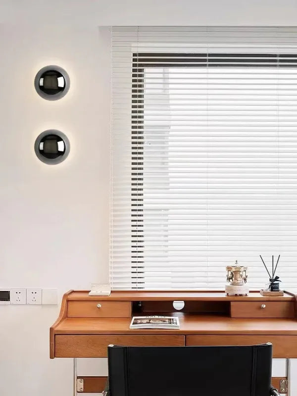 Applique murale circulaire moderne en argent plaqué, éclairage blanc chaud, design minimaliste pour salon, Luminaire Essenza.
