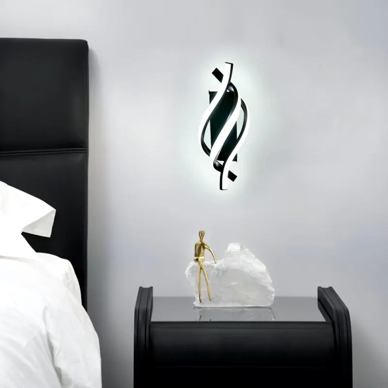 Applique murale design pour salon en frêne de la marque Luminaire Essenza, avec un fini élégant et moderne.
