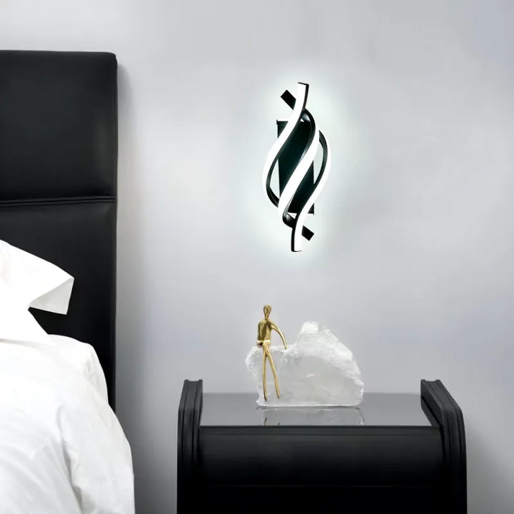 Applique murale design pour salon en frêne de la marque Luminaire Essenza, avec un fini élégant et moderne.