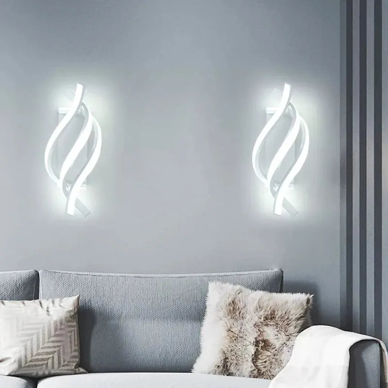 Applique murale design pour salon en bois de frêne de la marque Luminaire Essenza, avec abat-jour élégant et moderne.