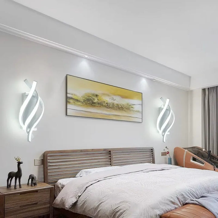 Applique murale design pour salon avec finition en frêne, par Luminaire Essenza, éclairage moderne et élégant.
