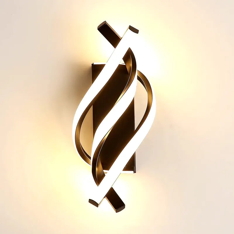 Applique murale design pour salon en frêne de la marque Luminaire Essenza, avec lumière douce et finition élégante.