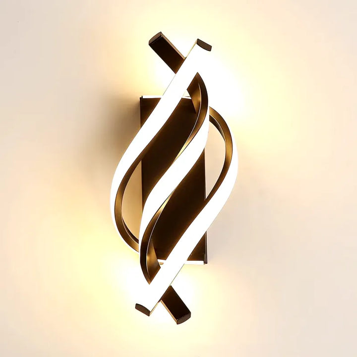 Applique murale design pour salon en frêne de la marque Luminaire Essenza, avec lumière douce et finition élégante.