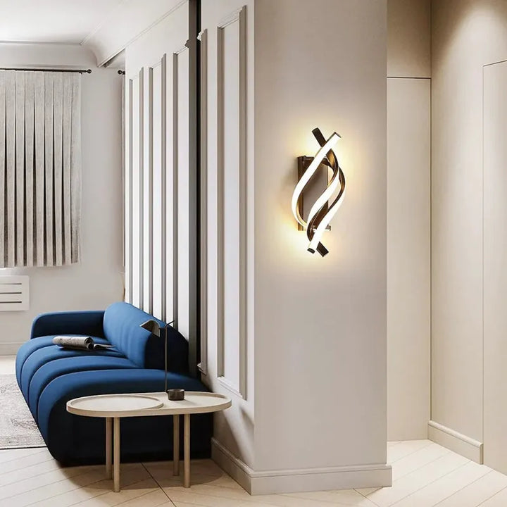 Applique murale de salon en frêne de Luminaire Essenza, design moderne avec abat-jour en bois clair et fixation murale élégante.