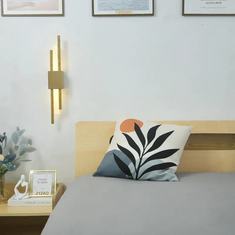 Applique murale design LED en laiton pour salon, avec éclairage moderne et élégant, par Luminaire Essenza.