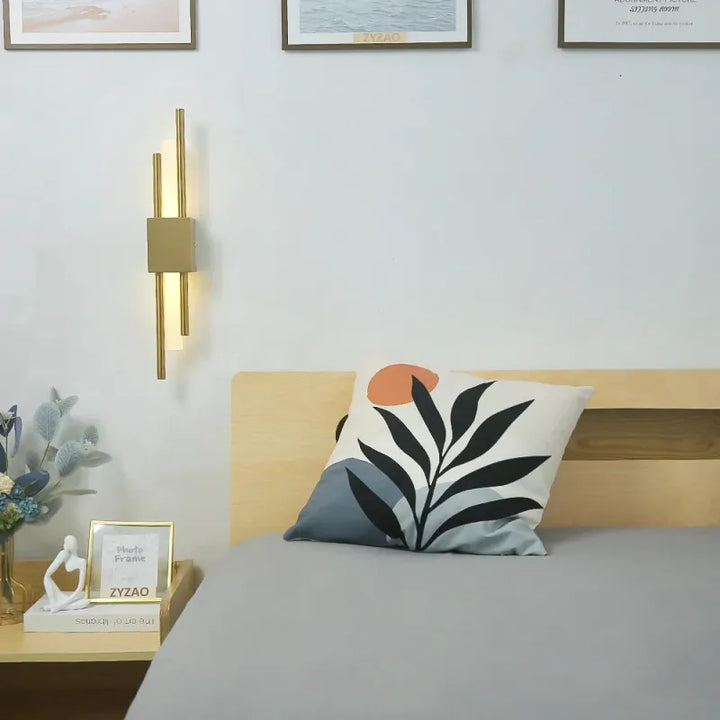 Applique murale design LED en laiton pour salon, avec éclairage moderne et élégant, par Luminaire Essenza.