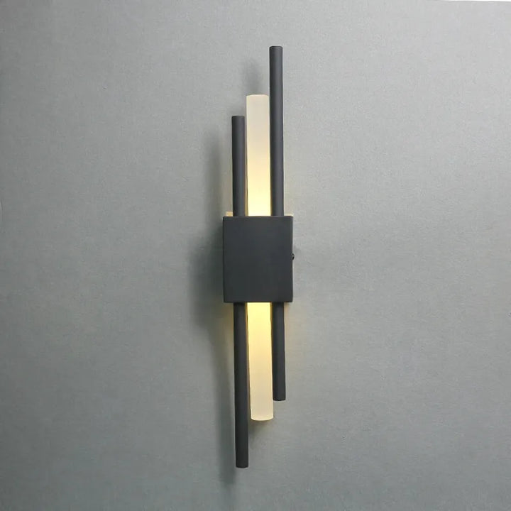 Applique murale design LED en laiton noir pour salon, éclairage moderne et élégant, par Luminaire Essenza.
