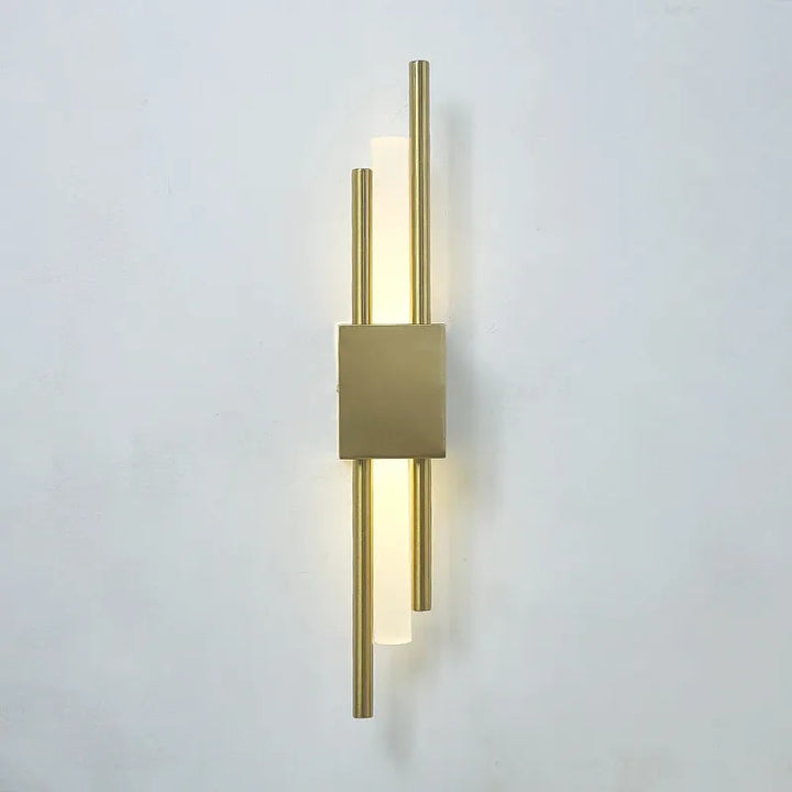 Applique murale design LED en laiton pour salon, finition or, éclairage moderne et élégant, par Luminaire Essenza.
