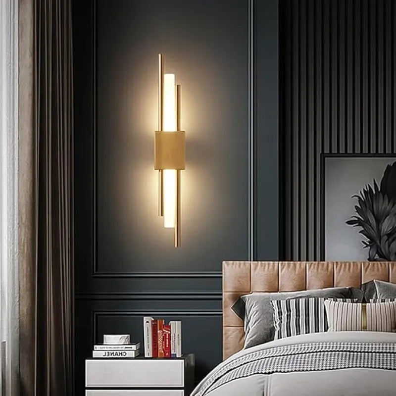 Applique murale design LED en laiton pour salon, moderne et élégante, avec finition brillante et lumière douce.