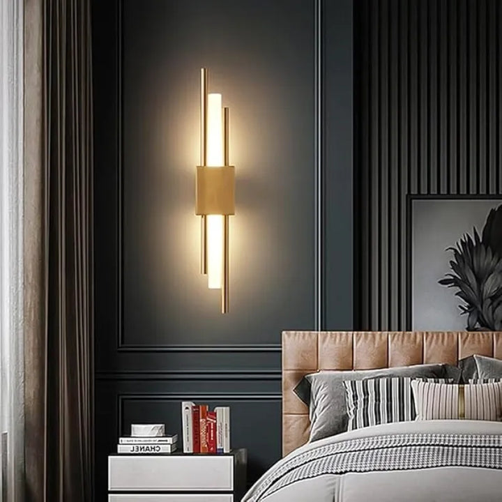 Applique murale design LED en laiton pour salon, moderne et élégante, avec finition brillante et lumière douce.