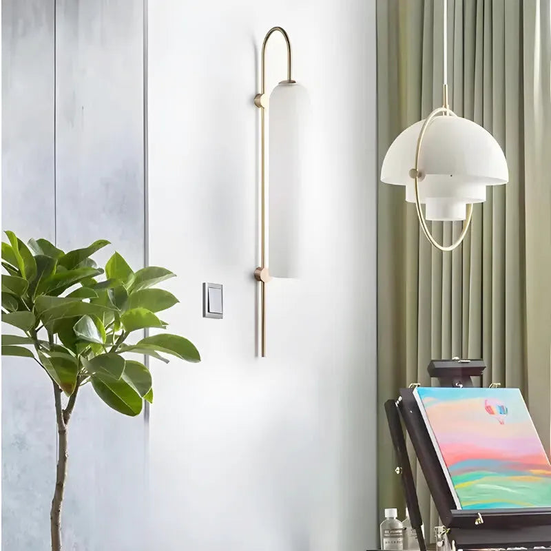 Applique murale LED cylindrique en verre moderne, style nordique, lumière blanche chaude dans un salon.