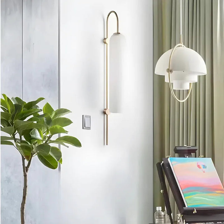 Applique murale LED cylindrique en verre moderne, style nordique, lumière blanche chaude dans un salon.