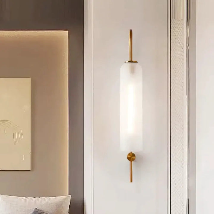 Applique murale LED cylindrique en verre moderne et nordique, lumière blanche chaude pour salon, par Luminaire Essenza.