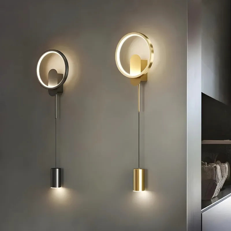 Applique murale LED moderne et nordique de Luminaire Essenza, design noir et blanc avec éclairage chaud pour salon.