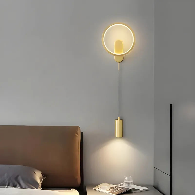 Applique murale LED moderne et nordique pour salon, finition or blanc chaud, éclairage élégant Luminaire Essenza.