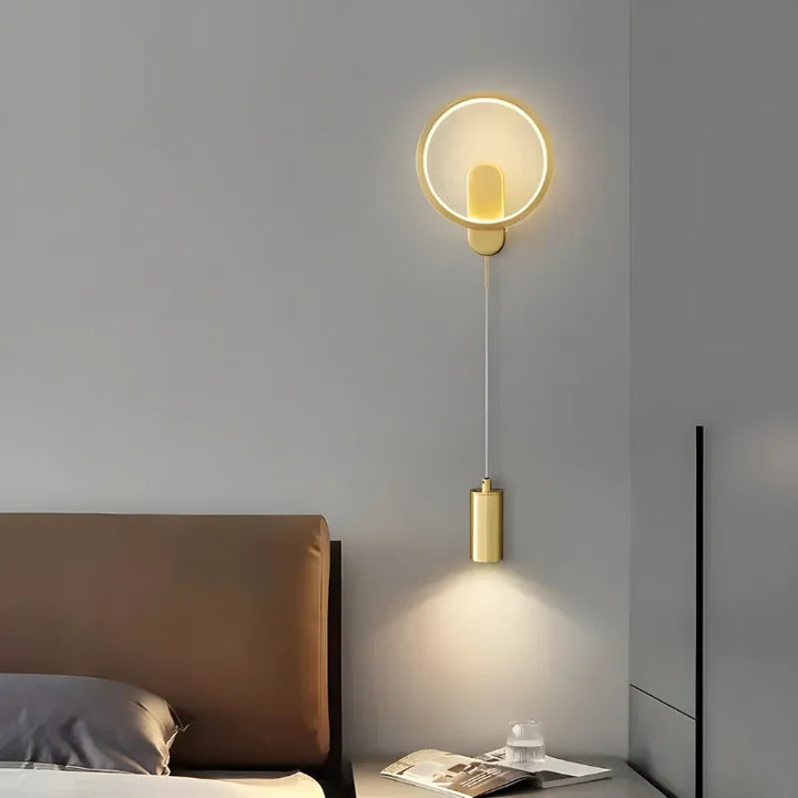 Applique murale LED moderne et nordique pour salon, finition or blanc chaud, éclairage élégant Luminaire Essenza.