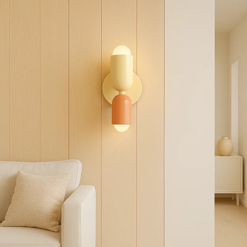 Applique murale scandinave Luminea Essenza, design moderne en bois et métal, éclairage doux pour mur intérieur chaleureux.