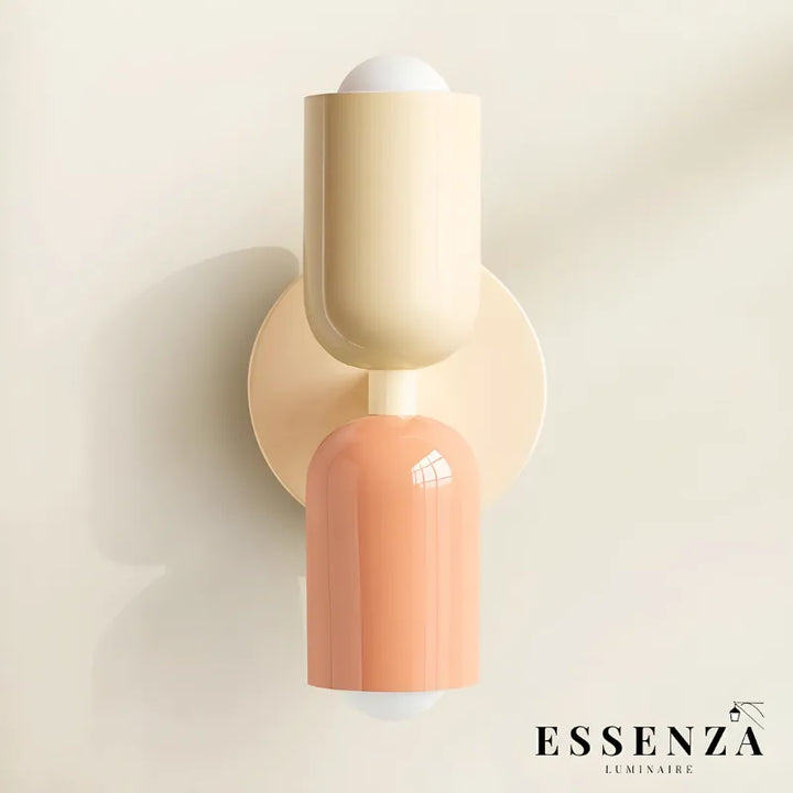 Applique murale scandinave Luminea Essenza, design épuré en bois et métal pour éclairer et décorer un mur vide avec chaleur.