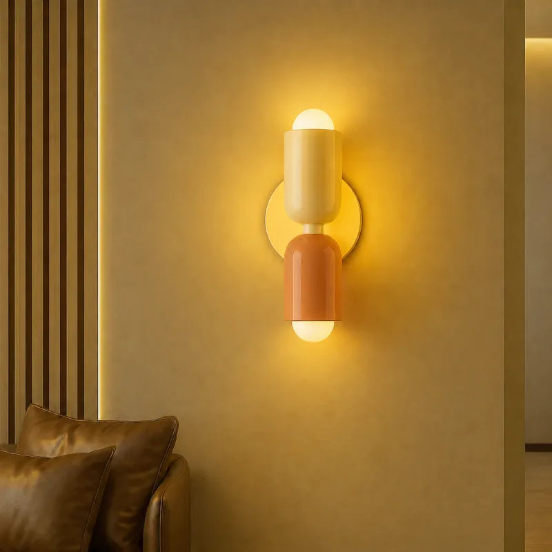 Applique murale scandinave Luminaire Essenza sur un mur blanc, offrant un éclairage chaleureux et moderne pour décorer un intérieur.