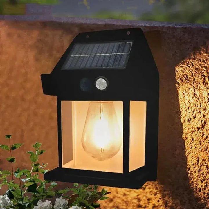 Applique murale solaire noire étanche avec capteur de mouvement, idéale pour l’extérieur, de la marque Luminaire Essenza.
