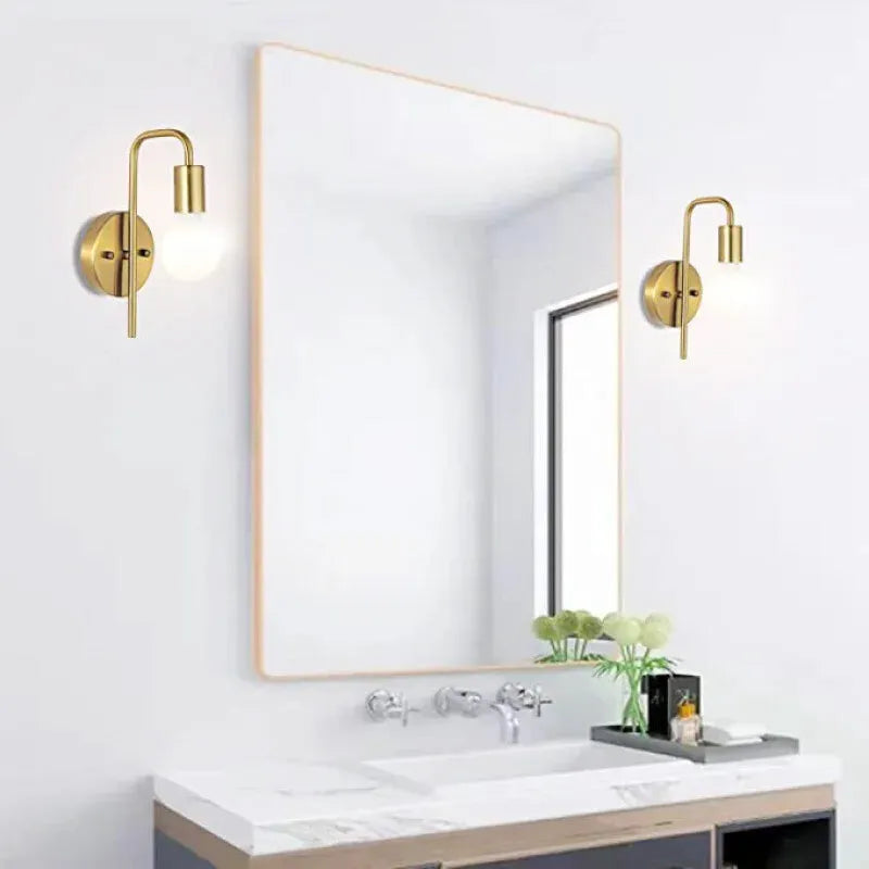 Applique murale vintage en métal de style classique, avec abat-jour en verre translucide, de la marque Luminaire Essenza.