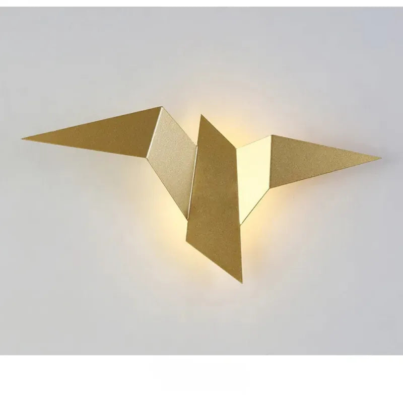 Applique murale LED design nordique moderne avec motif d'oiseau en bois clair, idéale pour décoration intérieure élégante.