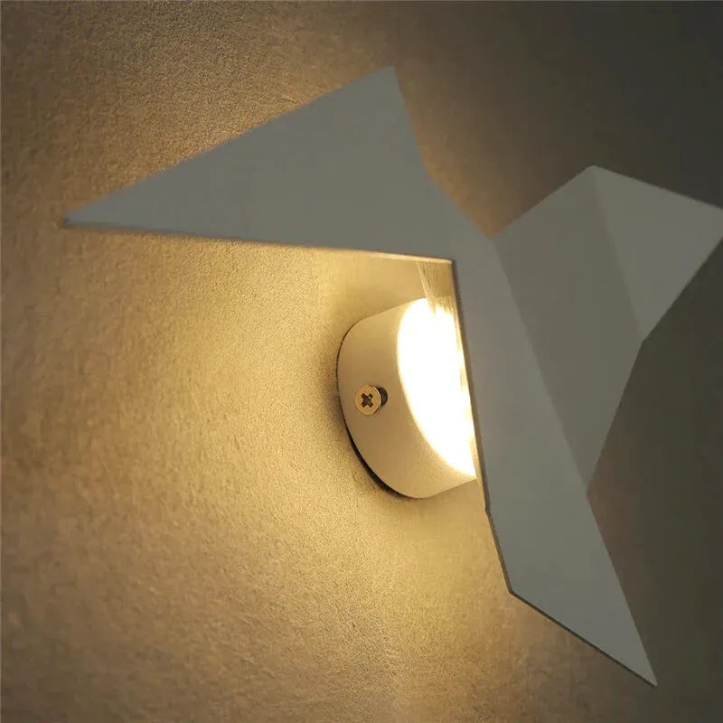Applique murale LED design nordique moderne avec oiseau, luminaire Essenza pour décoration intérieure élégante et contemporaine.