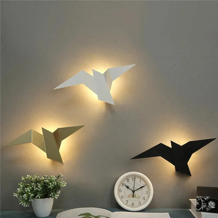 Applique murale LED design nordique moderne avec motif d'oiseau, luminaire Essenza pour décoration intérieure élégante.